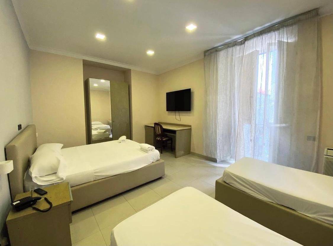 Hotel La Pace Napoli Bagian luar foto