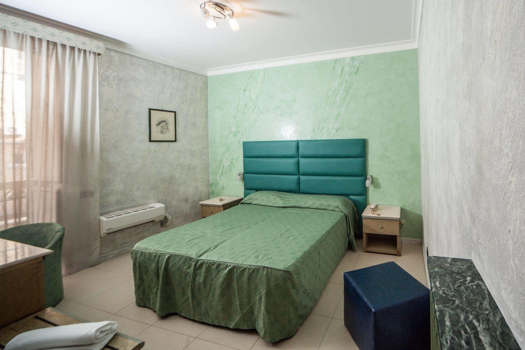 Hotel La Pace Napoli Bagian luar foto