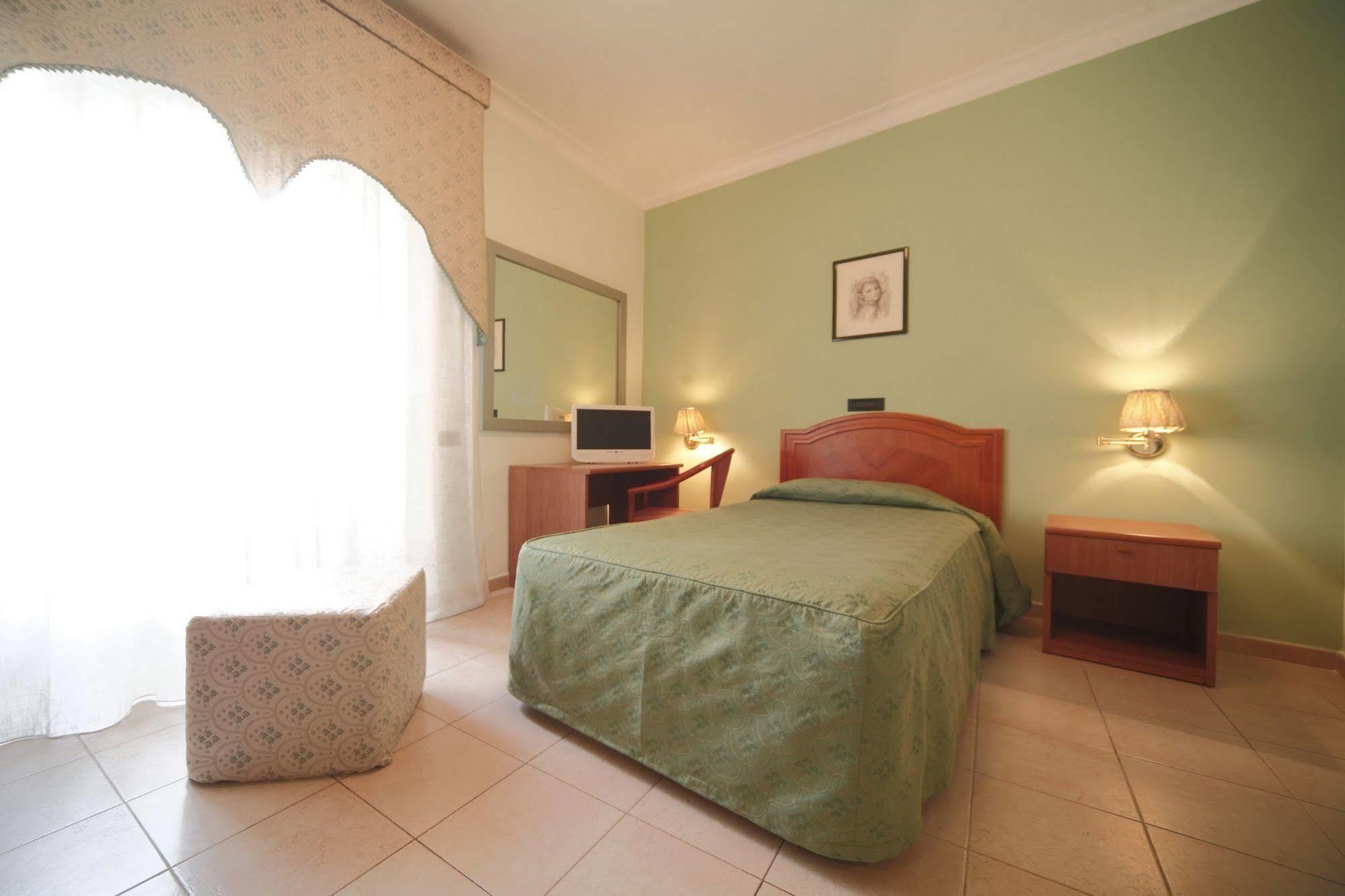 Hotel La Pace Napoli Bagian luar foto