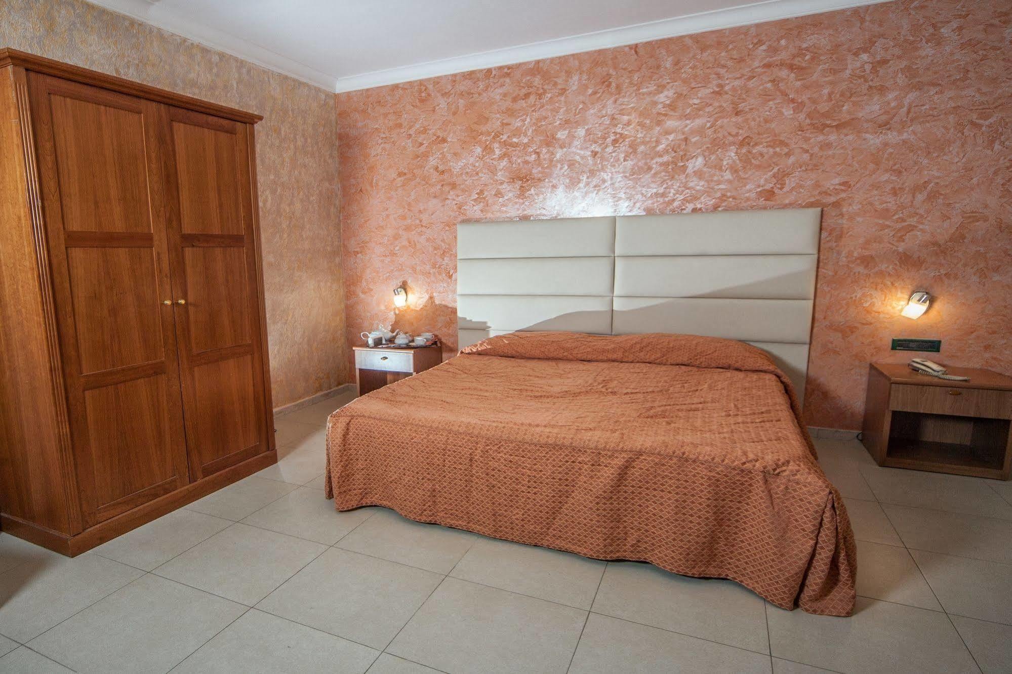 Hotel La Pace Napoli Bagian luar foto