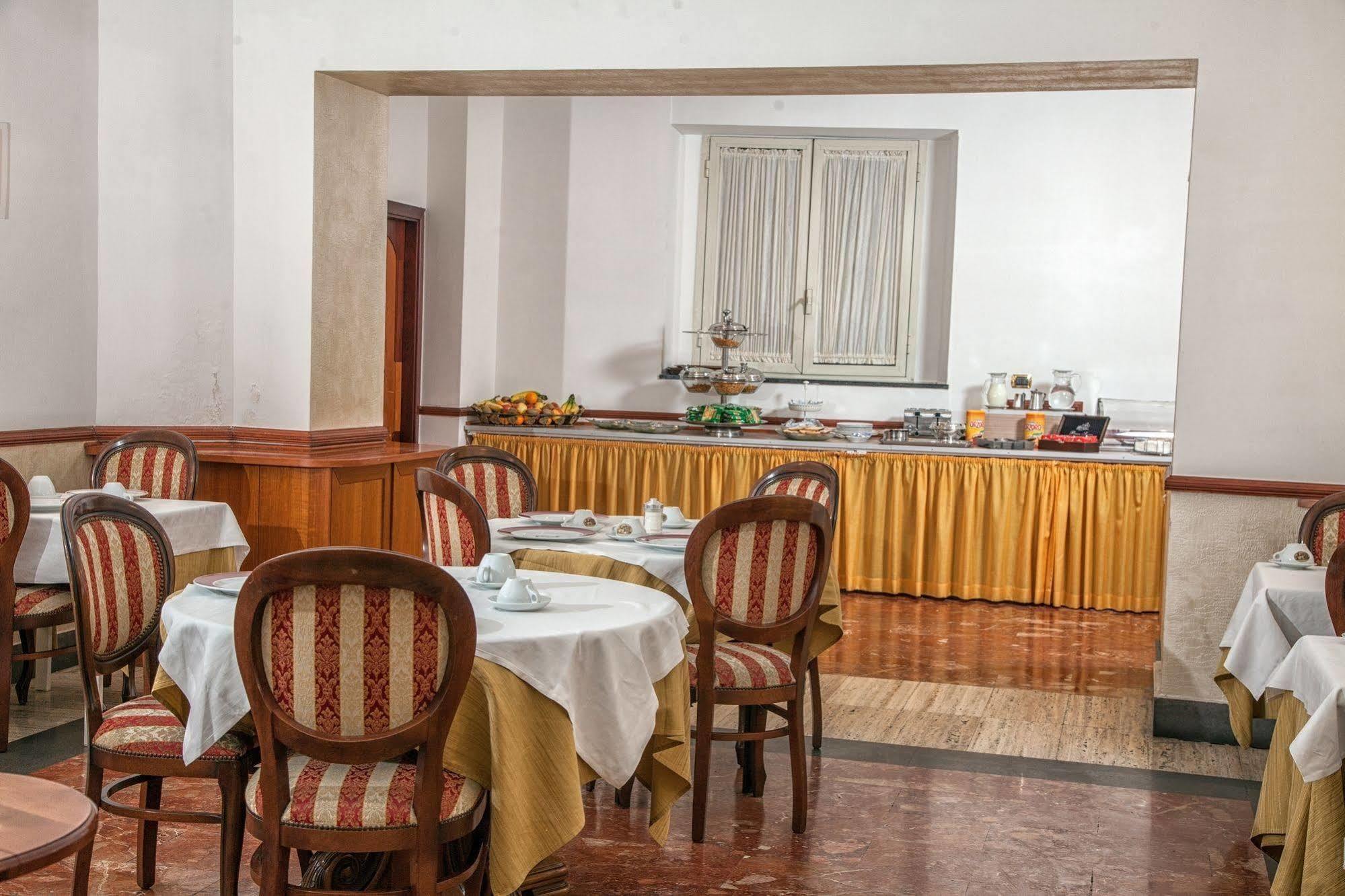 Hotel La Pace Napoli Bagian luar foto