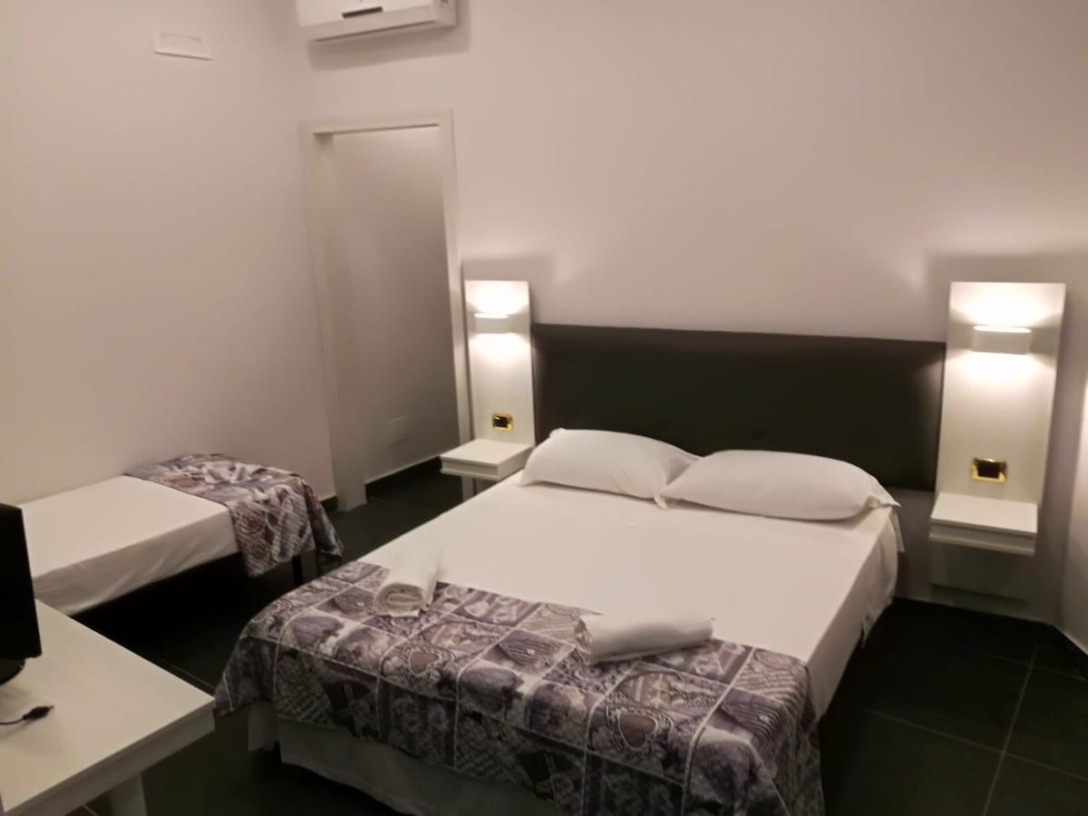 Hotel La Pace Napoli Bagian luar foto